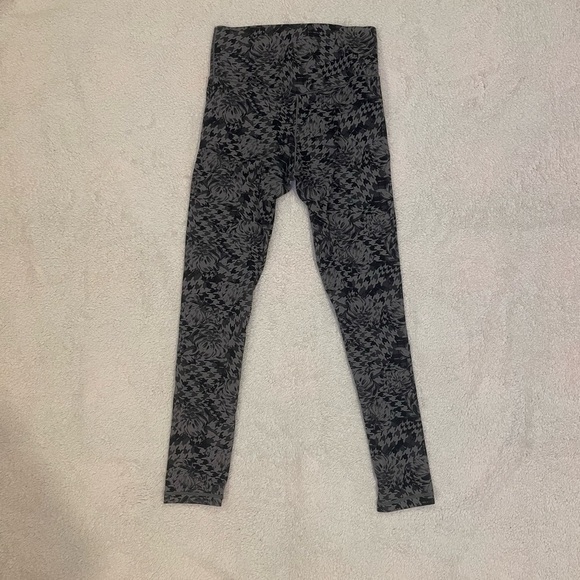 Black Geometric Pattern Leggings with Smooth Texture - Picture 4 of 6